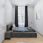 Queen Apartment *