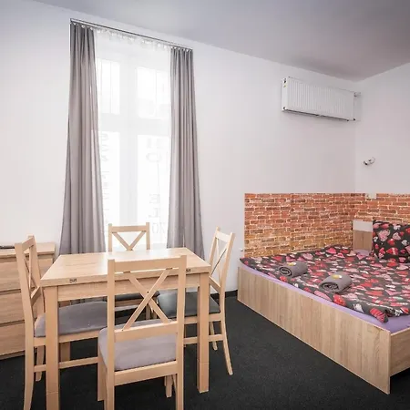 Queen Apartment *